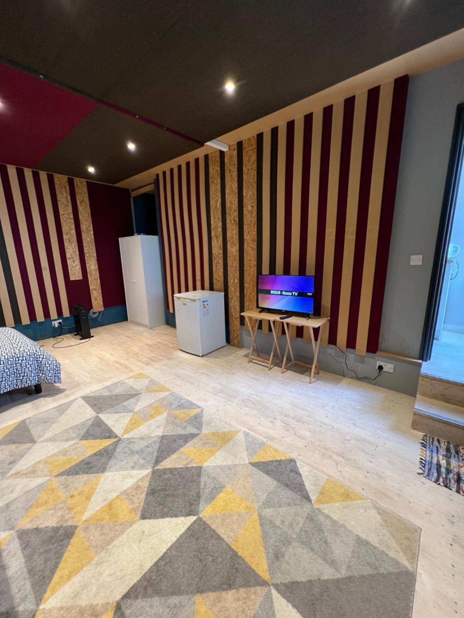 בורהמווד Newly Built Large Garden Ensuite Guest Studio מראה חיצוני תמונה